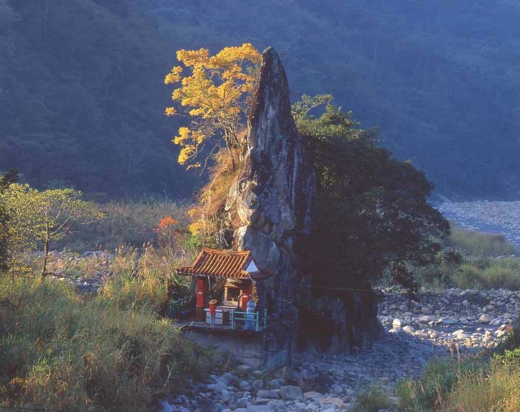 尖石岩廟