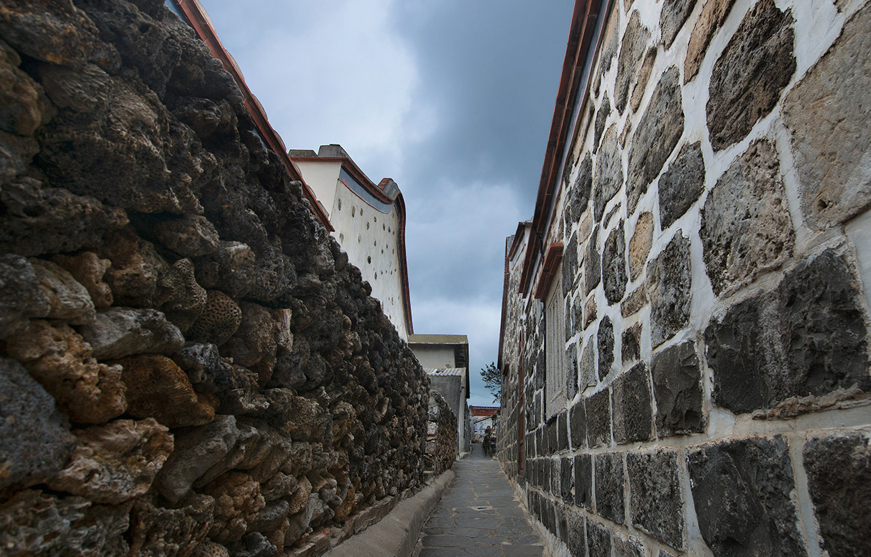 二崁伝統聚落は地元の硓𥑮石と玄武岩で壁を作成する