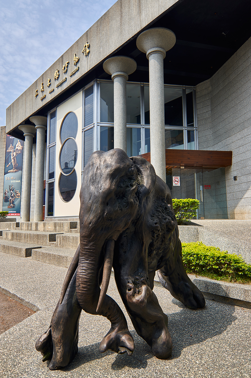 三義木彫博物館前の象木彫