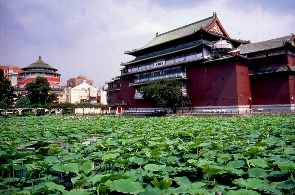 植物園から国立歴史博物館を眺める