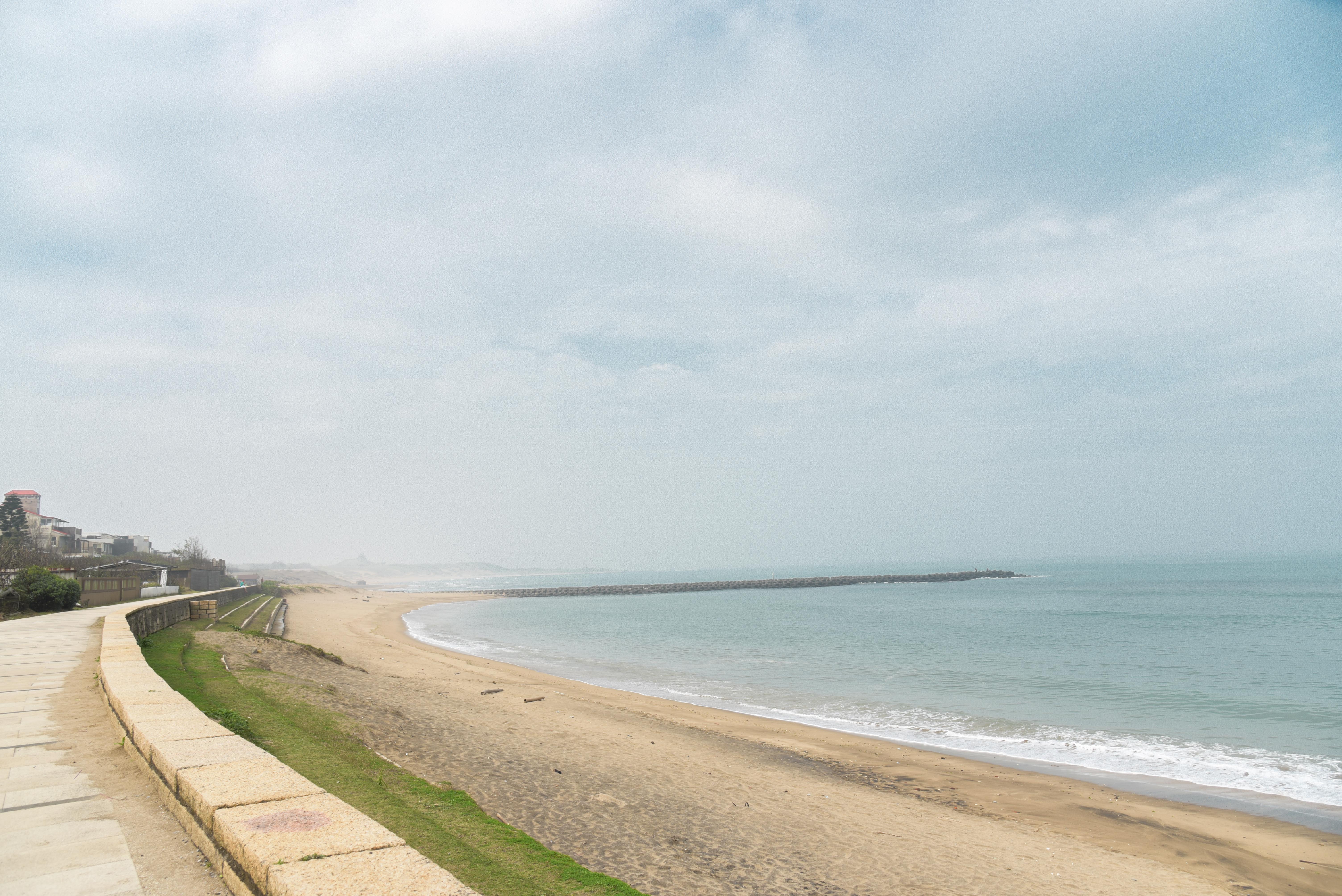 浅水湾の砂浜の遊歩道