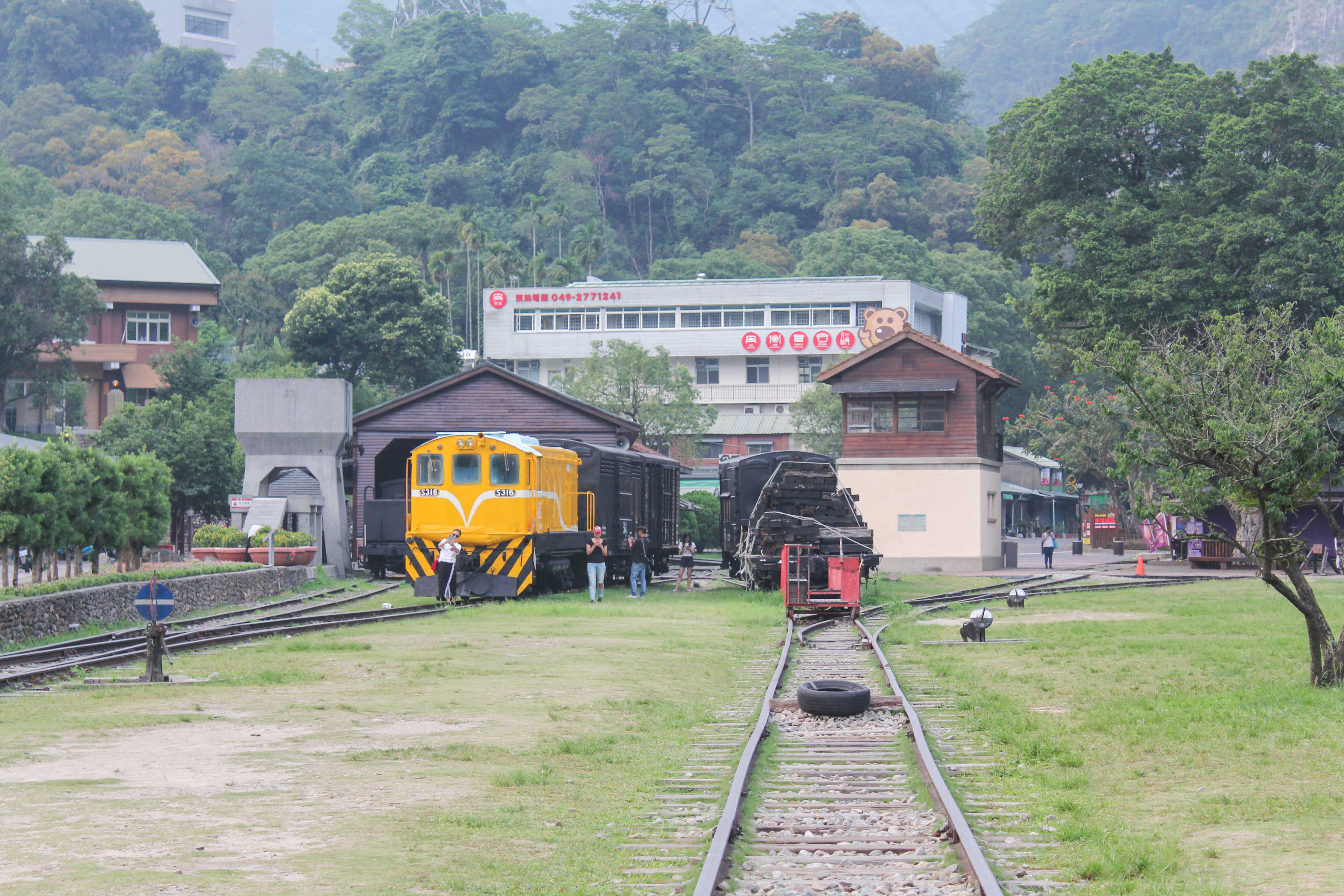 駅前の鉄道広場