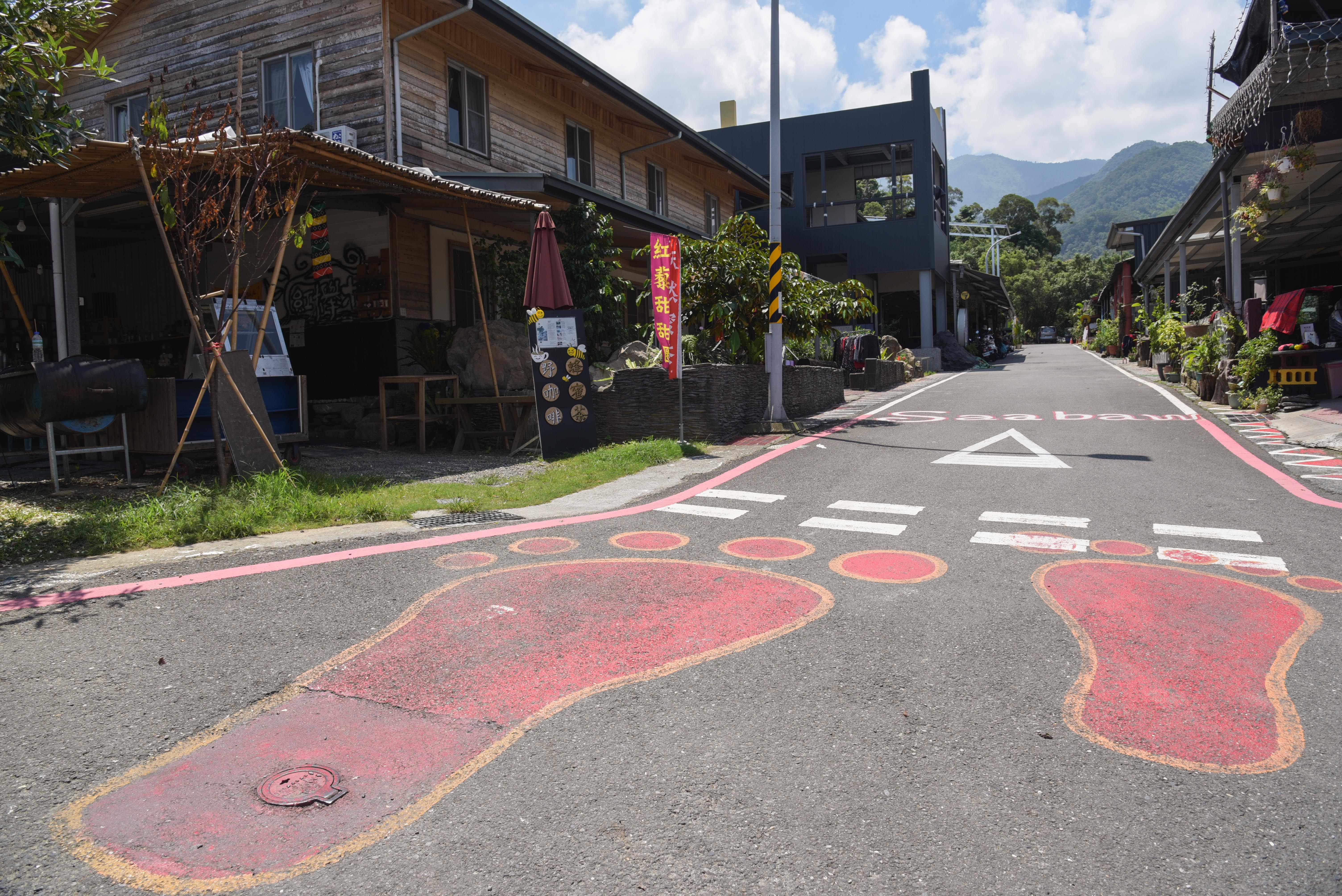 好茶集落のランドマーク（巨大な足跡）