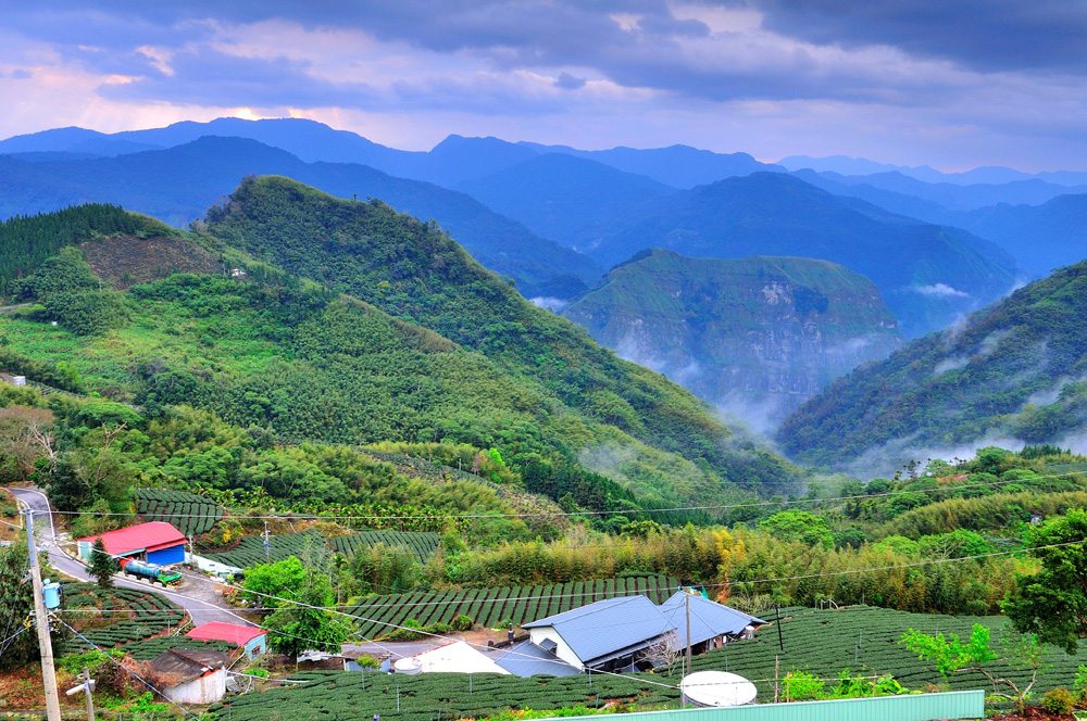 山に包まれる景色