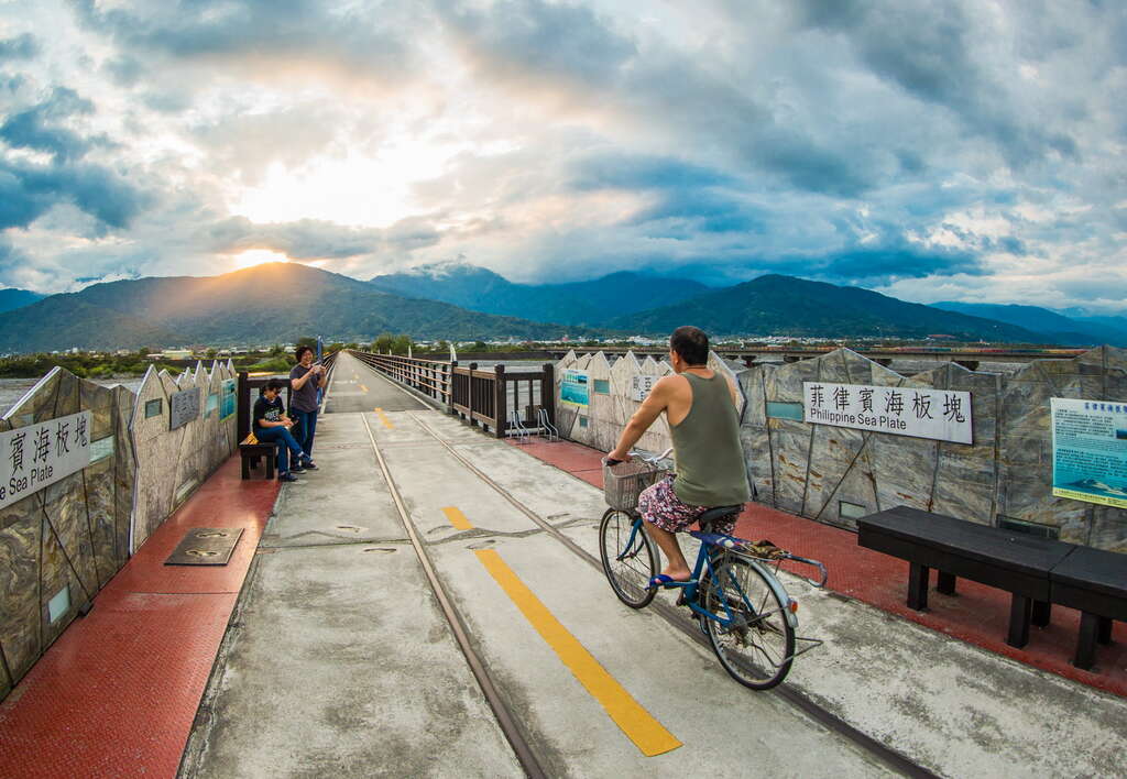 玉富サイクリング道路は世界で唯一の2つの海洋プレートにまたがる自転車道路です。