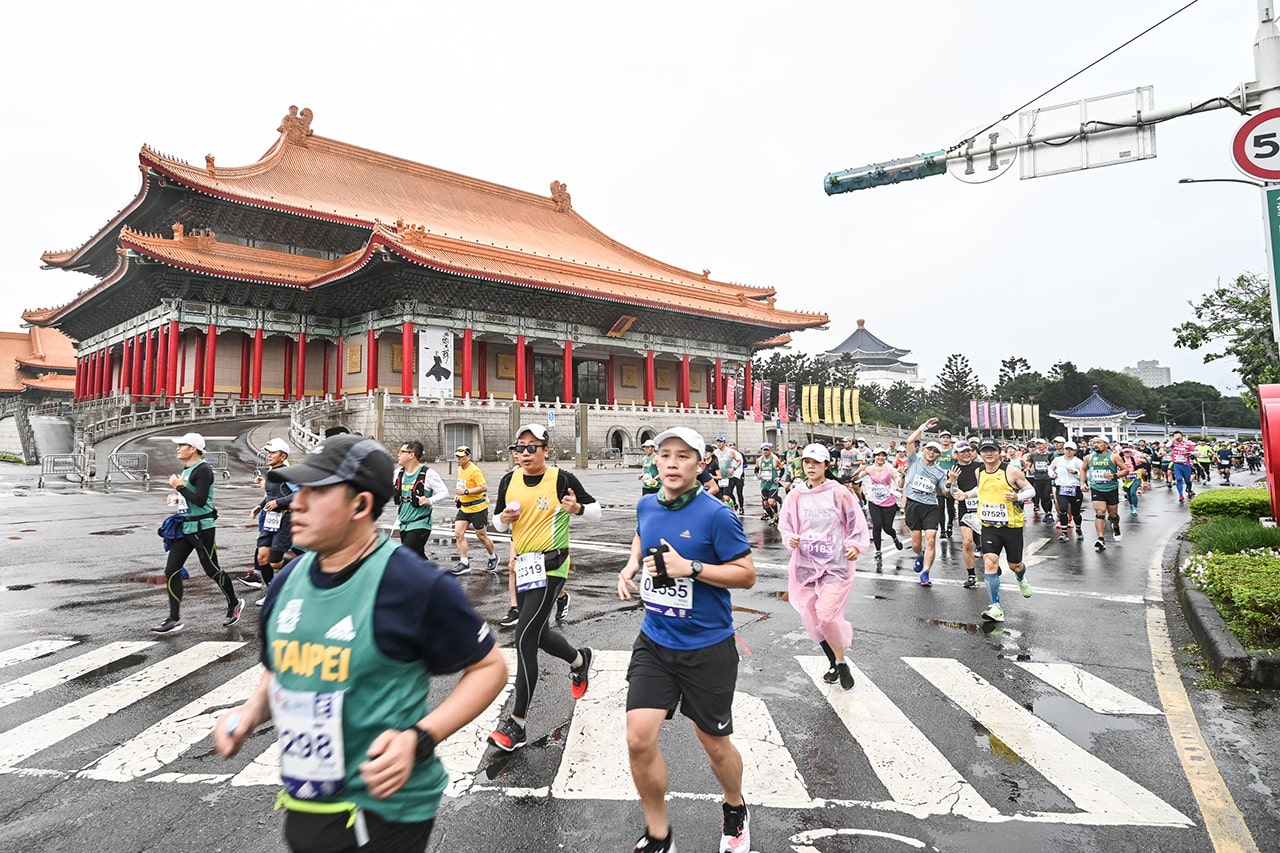 跑者们「勇感呼吸」奔驰於台北市赛道上