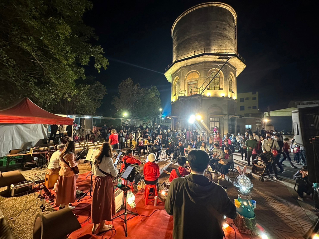 灯会展期间不仅灯区有融合传统与创新的灯组，还有精彩艺术展演活动