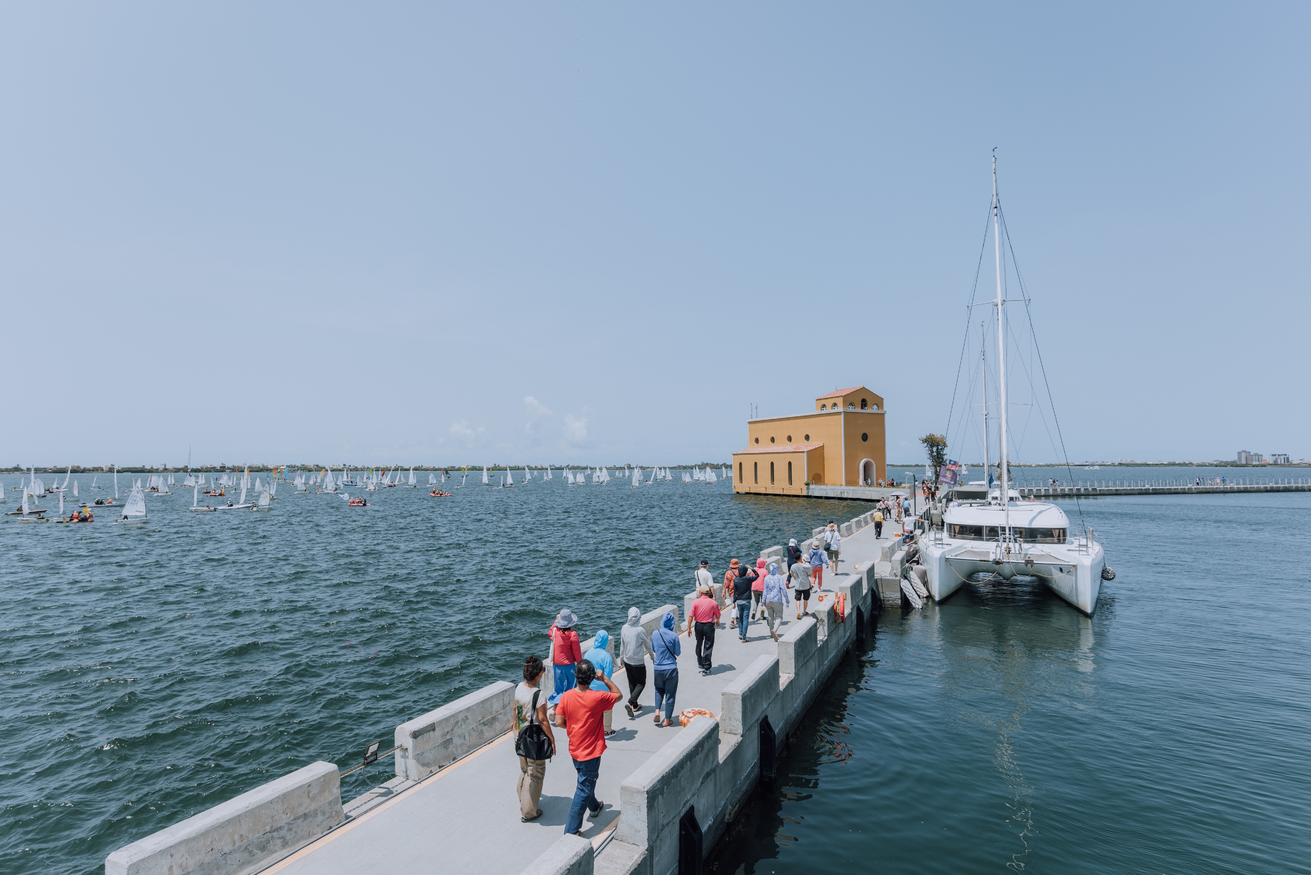 体验帆船之余，也可搭配骑自行车，畅游周边景点例如海上教堂、鹏村湿地、福湾庄园巧克力、王船文化馆、华侨市场等。品嚐在地海鲜、美食，享受更丰富的大鹏湾之旅