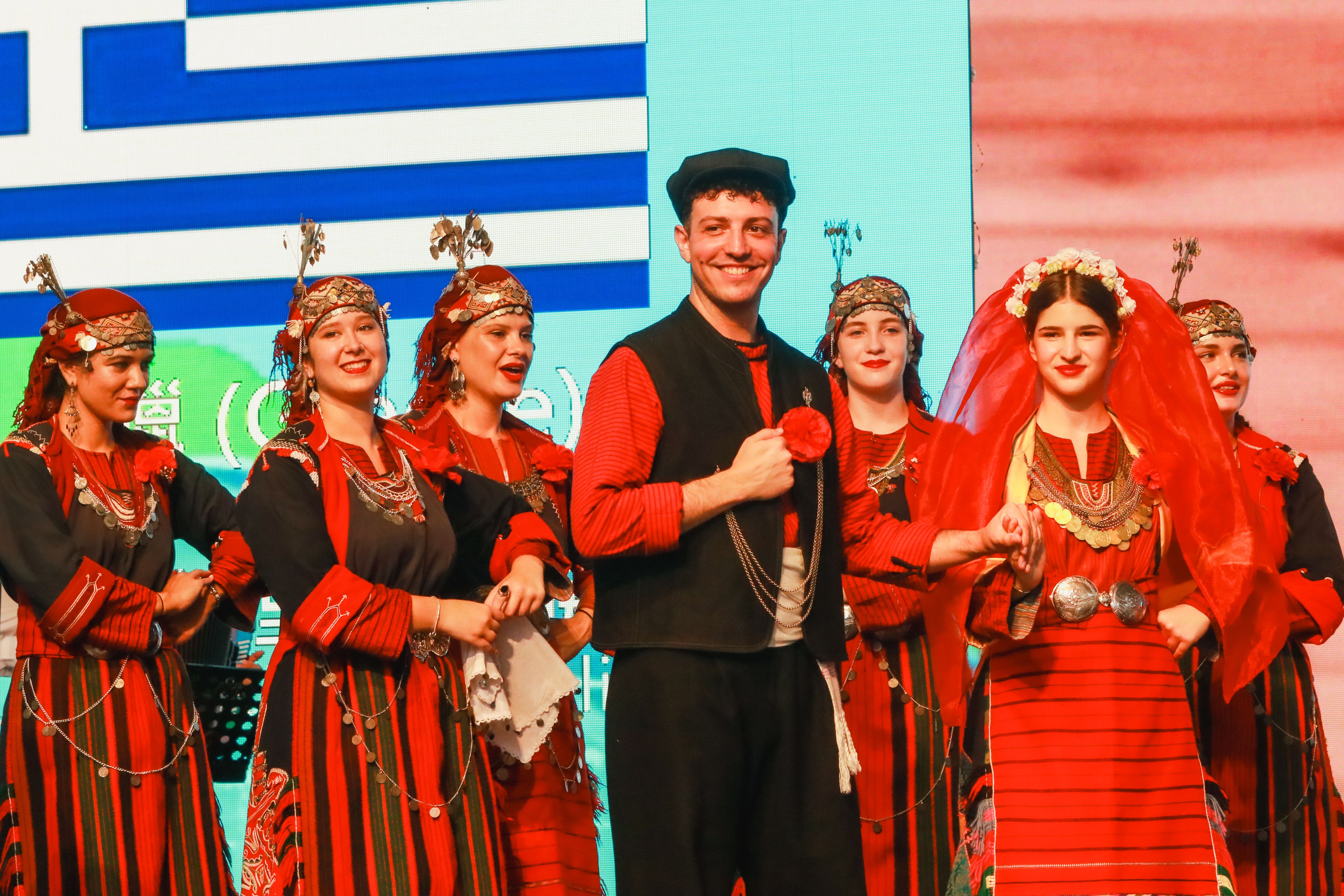 欣赏多国民俗乐舞演出(希腊)