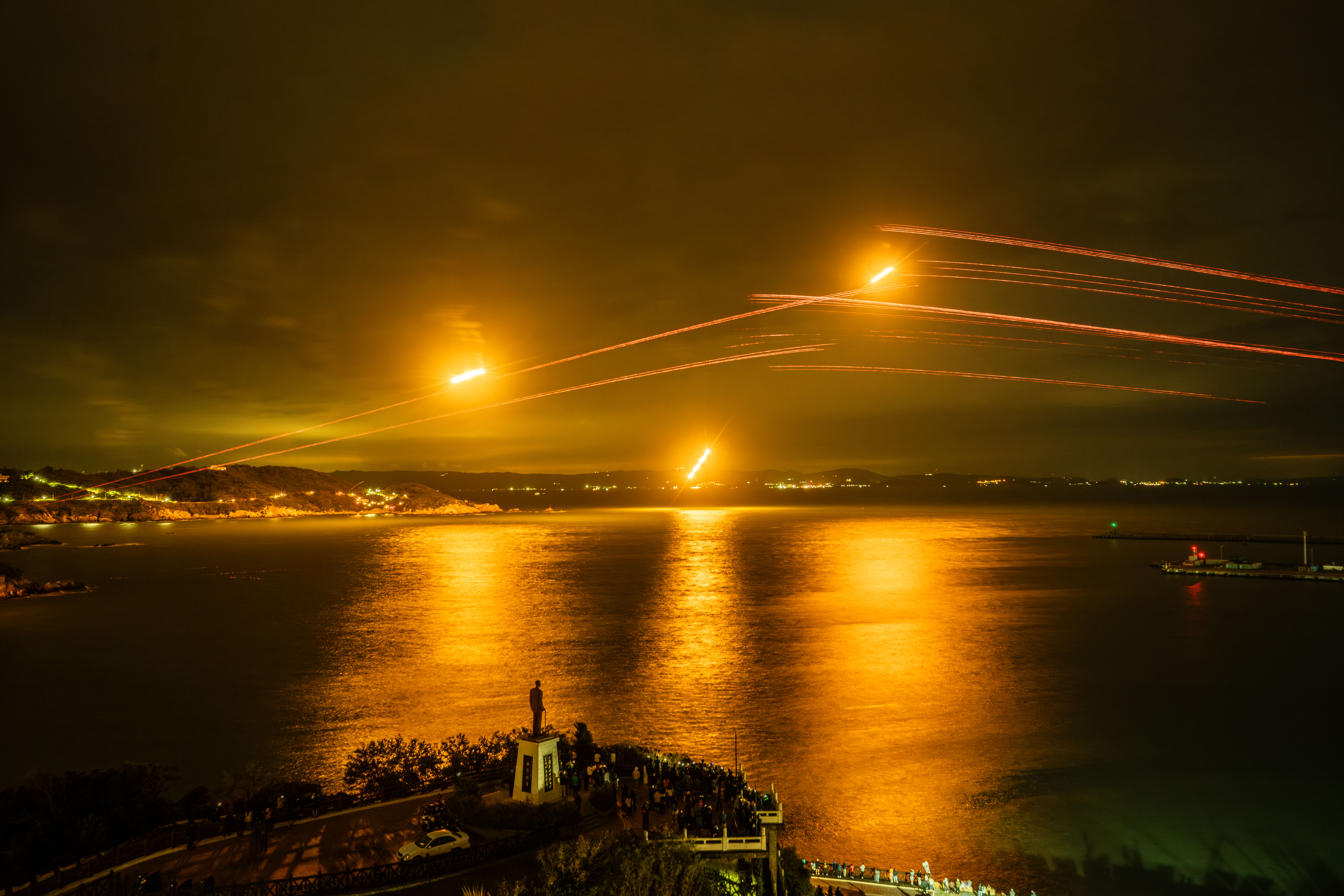 由火炮射击揭开序幕，点亮夜空，赞叹声中迎接翌日赛事