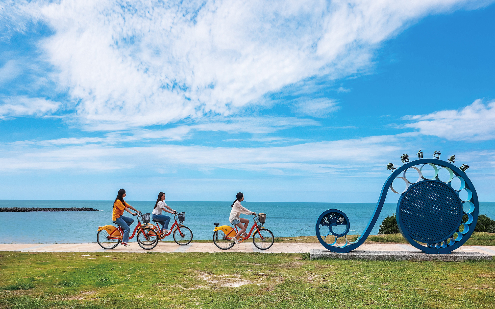自転車は老若男女が楽しめる国民のスポーツであり、体力を鍛えられるだけでなく、美しい景色を眺められるのと同時に二酸化炭素を削減できるエコ旅行を実現できます。