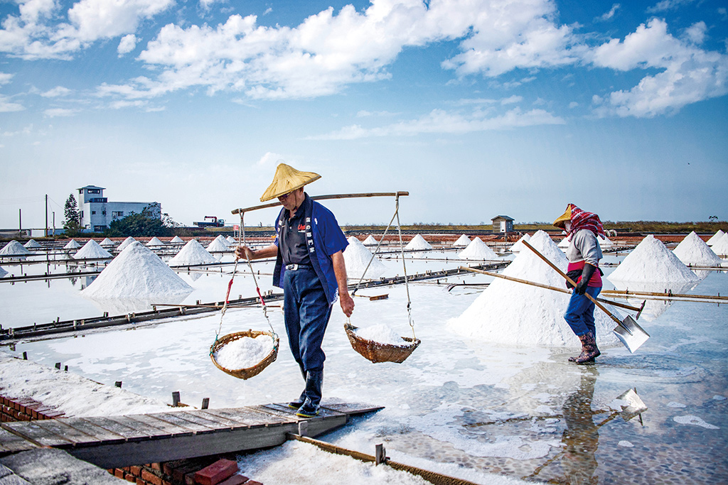 台湾で現存する最古の塩田で、特殊な瓦盤塩田が残されているほか、塩の天日干しの技法が百年も受け継がれています。