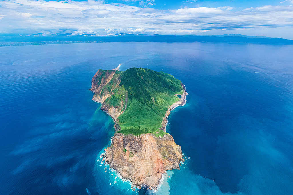 台湾における活火山の一つであり、多様な地質景観を有します。附近の海域は海洋資源が豊富で、島の上には熱帯、亜熱帯、温暖帯および温帯などに生息する多様な植物が見られます。