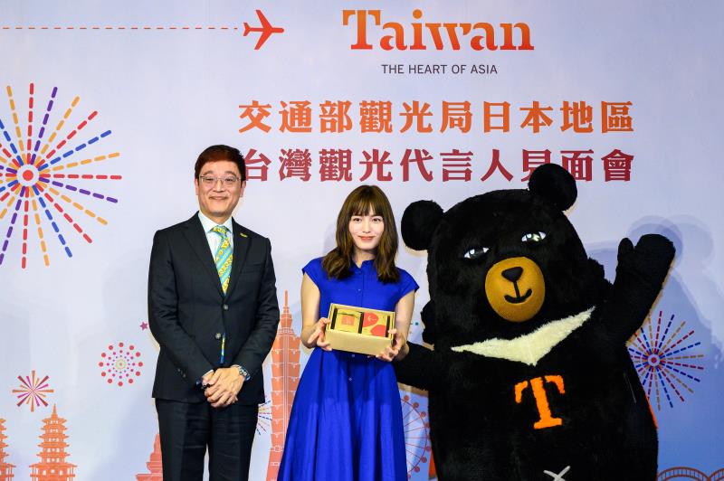 交通部観光局の林信任副局長は主催者代表としての敬意を表し、台湾観光促進のイメージキャラクターの川口春奈さんに観光局のマスコットである「喔熊オーベア）」のぬいぐるみや台湾の特産品を贈呈しました