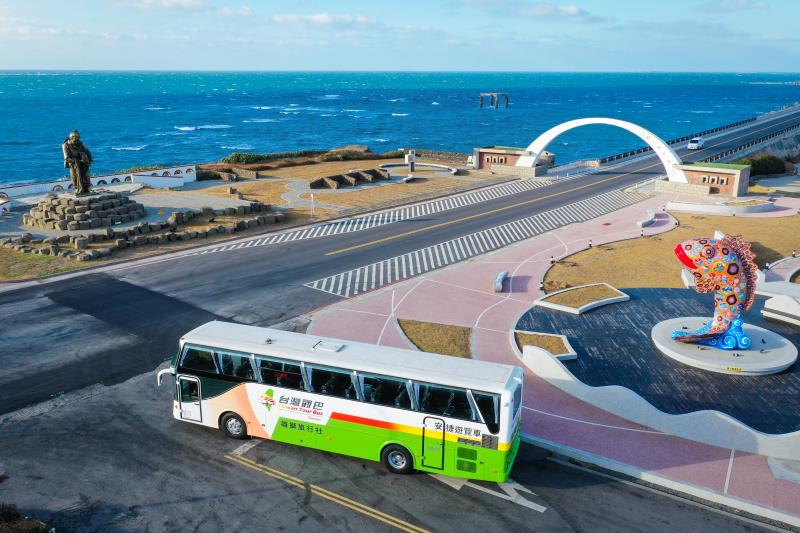 台湾観光バス2名様が同じ行程のツアーに参加した場合、1名様は無料となります。7月よりサービス開始。