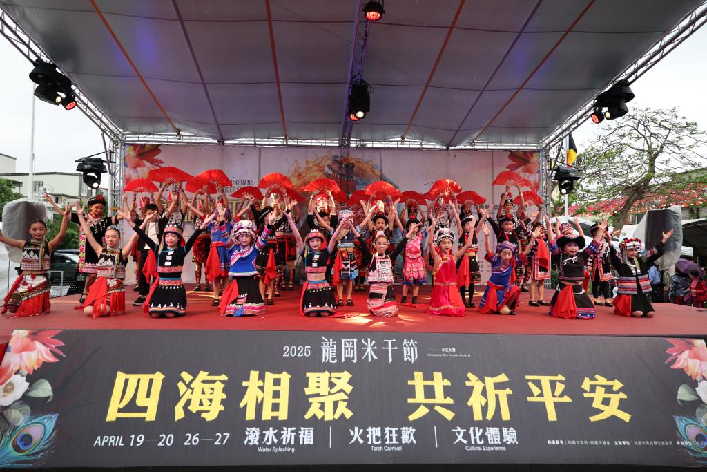 2025 桃園龍岡米干（ライスヌードル）祭り-ダンスチームとの記念撮影