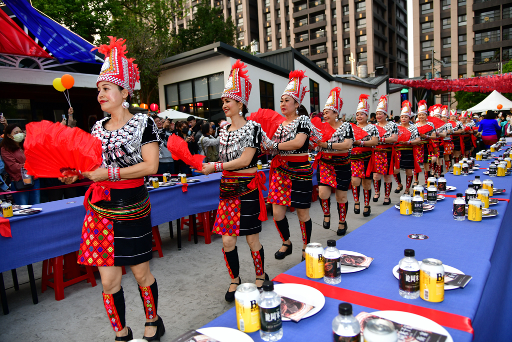 通りに長いテーブルを置いて開催する宴  年度：2023  写真提供：桃園市政府