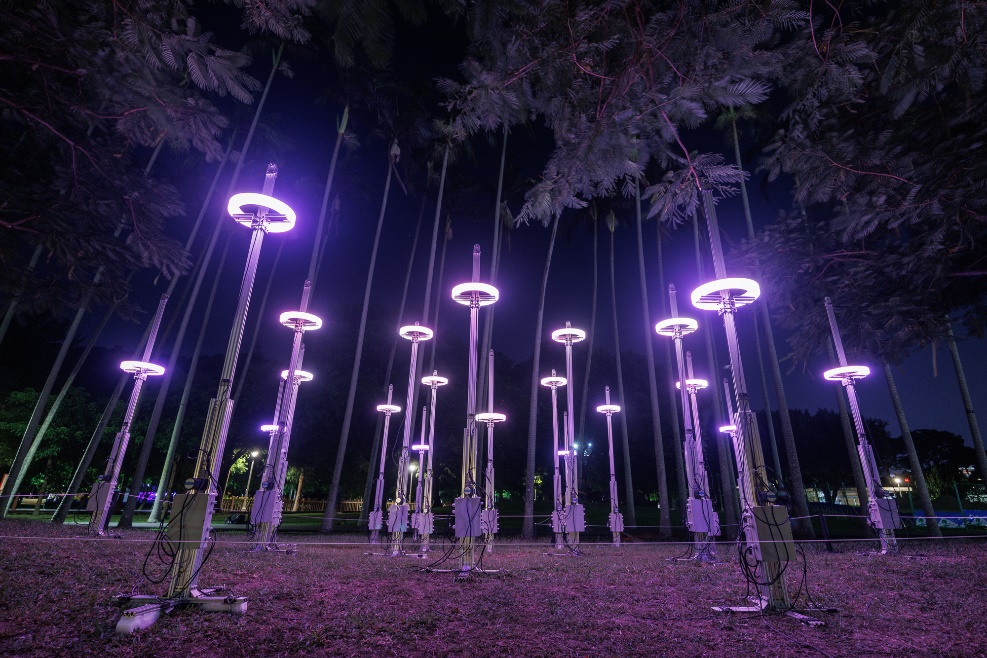 士林官邸公園展区ではアーティストの陳恩澤の作品が展示されており、花びらが水面に落ち、波紋に乗って浮かんだり沈んだりするイメージを表現しています。