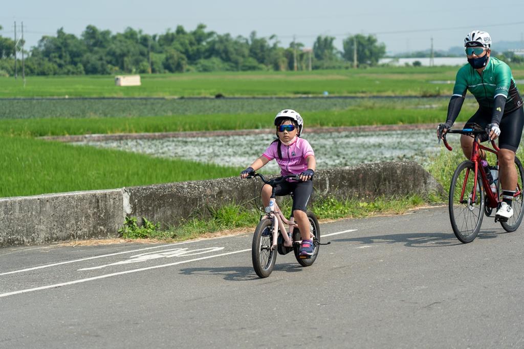 シラヤ水遊び-12K 菱波官田自転車道に親子で走りましょう  年度：2021  写真提供：シラヤ国家風景区管理処