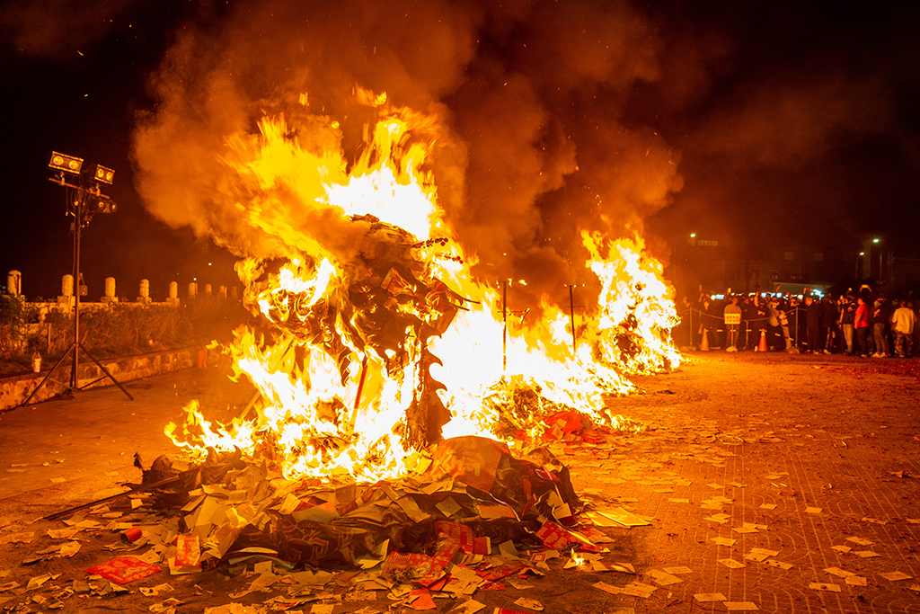 賑やかな苗栗火旁龍